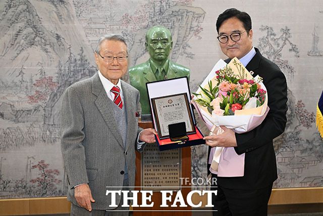 '제27회 백봉신사상' 대상 수상한 우원식 국회의장(오른쪽).