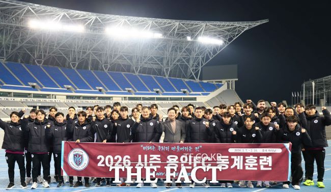이상일 용인시장이 지난 6일 오후 미르스타디움에서 전지훈련을 앞둔 용인FC 선수단과 기념사진 촬영을 하고 있다. /용인시