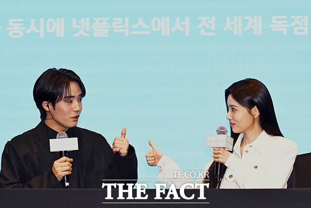 일본 배우 아카소 에이지(왼쪽) 강혜원이 출연하는 일본 TV도쿄 드라마 '첫입에 반하다'는 12일부터 넷플릭스를 통해서도 동시 공개된다. /송호영 기자