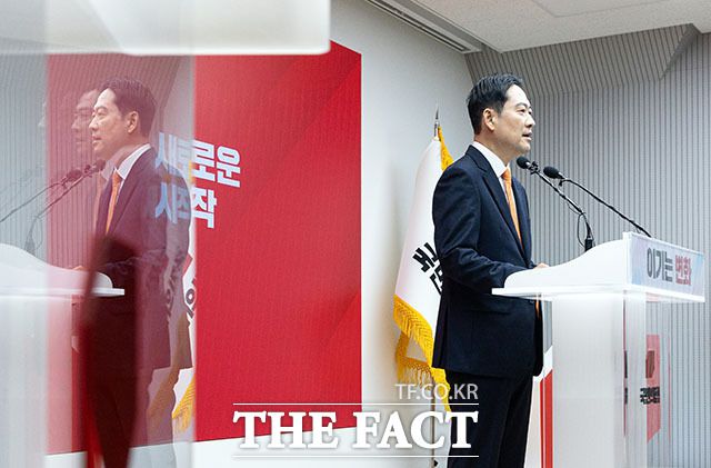 장동혁 국민의힘 대표가 7일 오전 서울 여의도 국민의힘 당사에서 긴급 기자회견을 열고 당 쇄신안을 발표하고 있다./남용희 기자