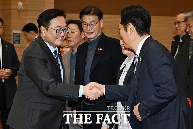 '한란' 상영회 참석해 인사 나누는 우원식 국회의장(왼쪽)과 정청래 더불어민주당 대표.