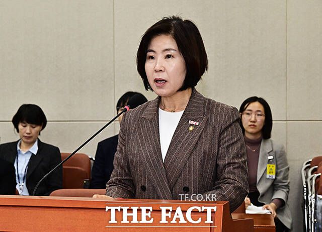 아동수당법 일부개정법률안에 대한 심사결과를 보고하는 김미애 의원.