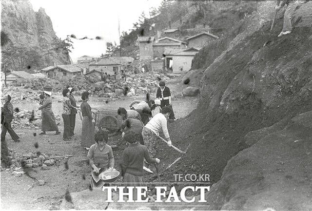 수십 년 전 체육관 건립을 위해 동원된 주민과 학생들이 공사에 참여하고 있다. /울릉군