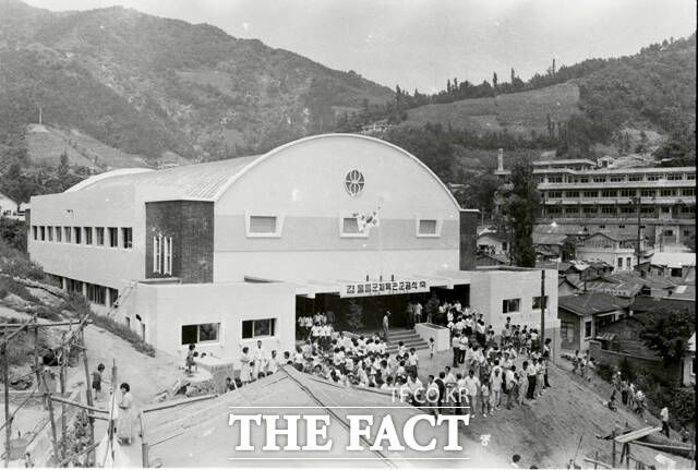 50년 전 당시 체육관 준공 행사 모습. /울릉군