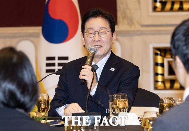 이재명 대통령이 7일(현지시간) 중국 상하이 샹그릴라호텔에서 가진 순방기자단 오찬간담회에서 발언하고 있다. /뉴시스