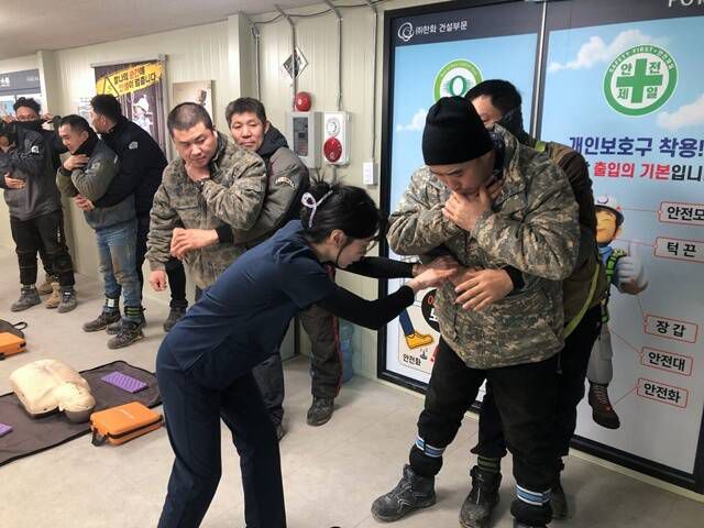한화 건설부문은 지난 6일 서울아레나 복합문화시설현장에서 외국인 근로자들을 대상으로 상황별 응급처치 및 심폐소생술(CPR) 교육을 실시했다. /한화 건설부문