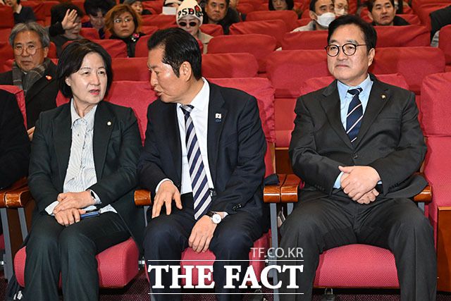 대화 나누는 추 위원장(왼쪽)과 정 대표.