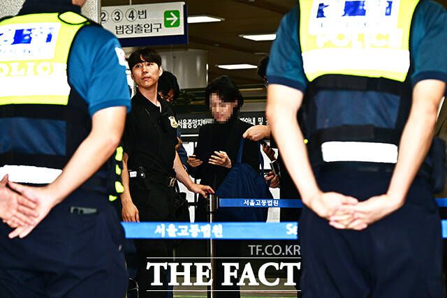 경찰이 7일 세계평화통일가정연합(통일교)에서 금품을 수수한 혐의를 받는 김규환 전 미래통합당(국민의힘 전신) 의원과 한학자 통일교 총재의 전 비서실장 정원주 씨의 휴대전화 등 압수물 포렌식에 나섰다. 사진은 정 전 비서실장이 지난해 9월22일 오후 서울 서초구 서울중앙지방법원에서 열린 구속 전 피의자 심문(영장실질심사)에 출석하고 있는 모. /배정한 기자