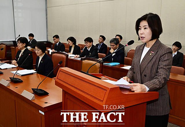 아동수당법 일부개정법률안에 대한 심사결과를 보고하는 김미애 제1소위원장.