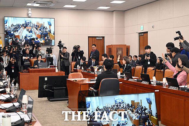 국민의힘 의원들(오른쪽).