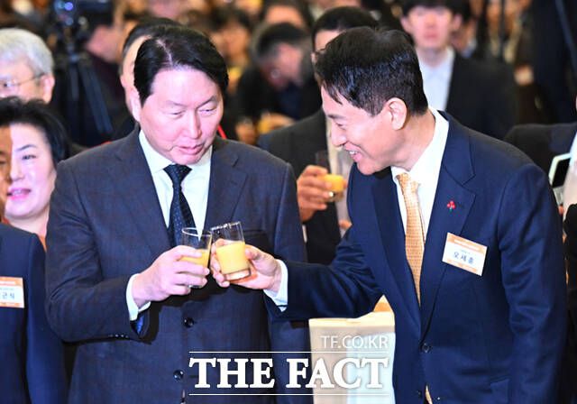 오세훈 서울시장(오른쪽)과 최태원 서울상공회의소 회장이 7일 서울 중구 대한상공회의소에서 열린 2026 서울시 신년인사회에 참석해 건배를 하고 있다.