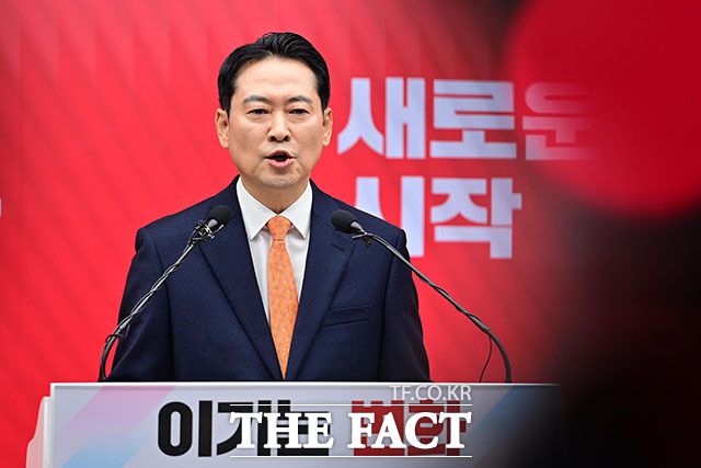 윤석열 전 대통령과의 절연 메시지는 끝내 직접 언급하지 않으면서 '아쉬움이 남는 사과'라는 평가가 나온다. 사진은 장동혁 국민의힘 대표가 7일 오전 서울 여의도 국민의힘 당사에서 긴급 기자회견을 열고 당 쇄신안을 발표하고 있는 모습. /남용희 기자