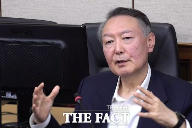 윤 전 대통령이 지난달 26일 서울중앙지법에서 열린 체포 방해 등 사건 결심 공판에 출석해 최후 변론으로 열변을 토하고 있다. /서울중앙지법