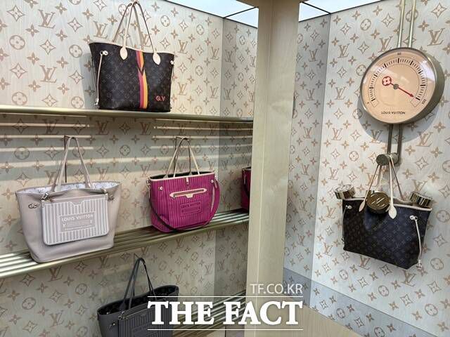 루이 비통의 '네버풀'은 100㎏까지 견딜 수 있도록 제작됐다. /문화영 기자