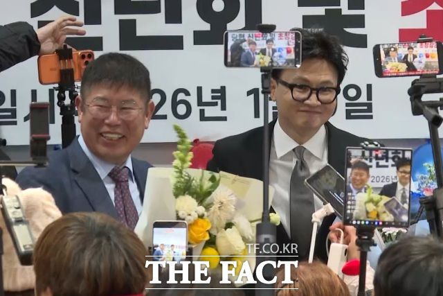 한동훈 전 국민의힘 대표가 9일 서울 동대문구에서 열린 국민의힘 동대문을 당협 신년회 초청 강연을 마친 뒤 지지자들과 인사하고 있다. / 동대문=김민지 기자