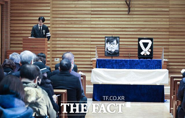 배우 故안성기의 영결식이 열린 9일 서울 중구 명동대성당에서 배우 정우성이 추도사를 하고 있다. /김성렬 인턴기자