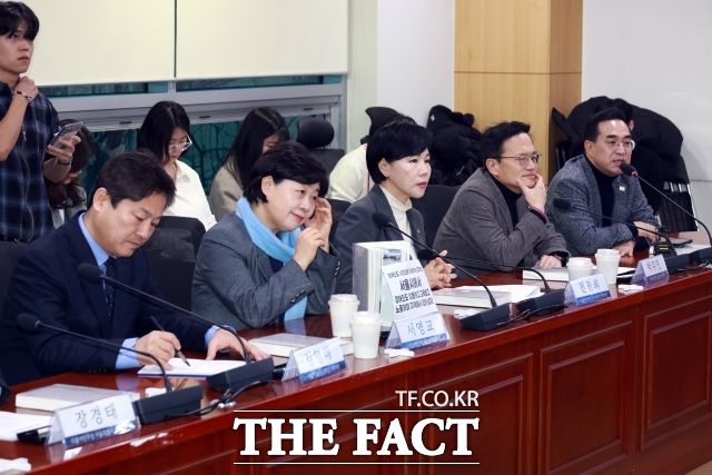 더불어민주당 김영배, 서영교, 전현희, 박주민, 박홍근 등 의원들이 9일 서울 여의도 국회 의원회관에서 열린 전국장애인차별철폐연대와의 대화에 참석하고 있다. /뉴시스