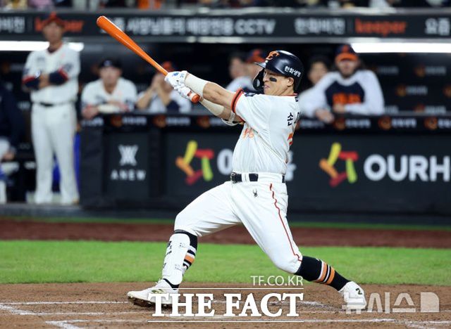 손아섭은 한화 이글스와 계약한다고 해도 당장 주전으로 들어갈 자리가 없다. 헐값에 계약하느니 전격 은퇴를 선택할 수도 있다. /뉴시스