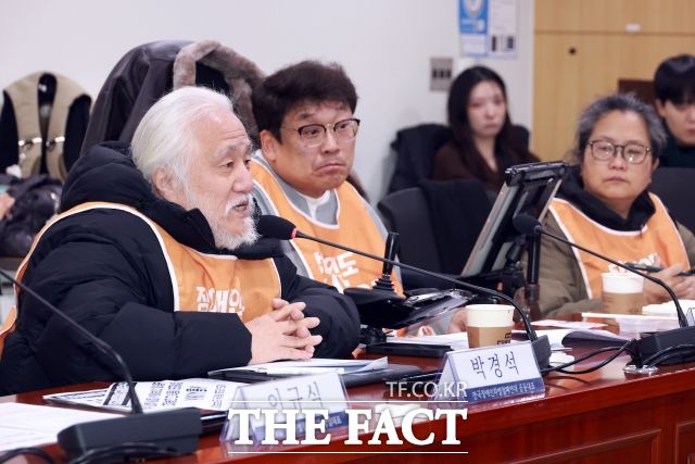 박 대표는 이날 "장애인들이 이동을 해야 교육받고 교육받아야 일을 할 수 있다"며 "지역 사회가 이동하고 교육받고 노동할 수 있는 환경으로 변해야지만 집단적인 수용 시설에 있는 장애인들이 지역으로 나올 수 있다"고 말했다. 사진은 더불어민주당 서울시장 후보들과 대화하는 박경석 전장연 상임대표./뉴시스