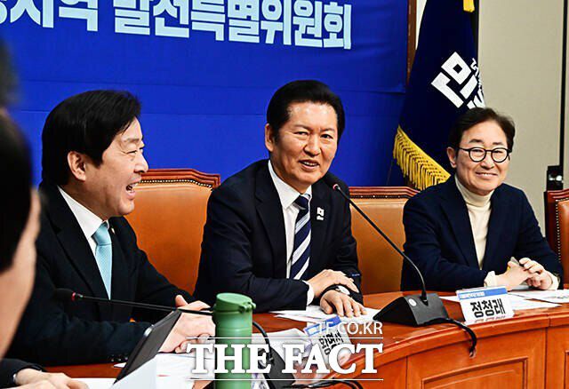 정청래 민주당 대표가 9일 경남 창원 의창구 민주당 경남도당에서 열린 민생 현장 최고위원회의에서 "국민의힘이 당명을 어떻게 바꾸든 '윤 못 잊어당', '윤 물망초당'이라고 국민들이 생각하지 않겠나"라고 주장했다. /배정한 기자