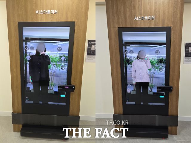 9일 오후 취재진이 스마트쉼터 내 'AI 스마트미러(가상피팅룸)'에서 상의와 아우터를 착용해본 모습. /정소양 기자