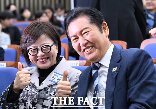 정청래 더불어민주당 대표(오른쪽)가 더불어민주당 원내대표 선출을 위한 의원총회에 참석해 진선미 선관위원장과 엄지를 들어올리고 있다.