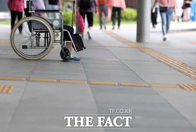 하반신이 불편해 휠체어 등을 타는 장애여성들은 흡수력이 뛰어나고 면적이 넓은 오버나이트 생리대가 필요하지만 비용 문제 때문에 고민이 크다. /뉴시스