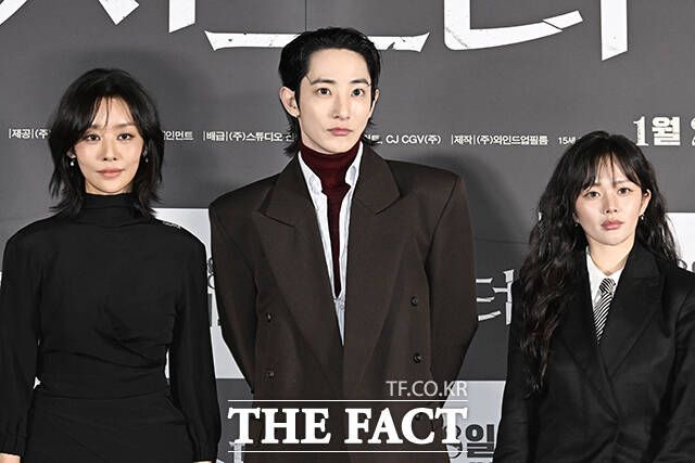 포즈를 취하는 주연 배우 차주영과 이수혁, 정지소.