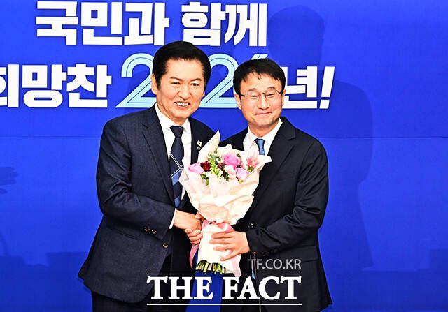 한병도 신임 원내대표에게 꽃다발 건네는 정청래 더불어민주당 대표(왼쪽).