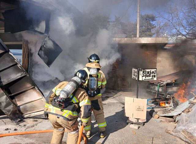 11일 오후 2시 27분쯤 의성군 비안면의 한 식당에서 화재가 발생해 출동한 소방당국이 불을 끄고 있다. /경북도 소방본부