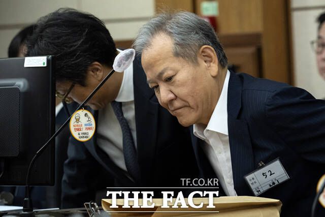 이상민 전 행정안전부 장관이 17일 서울 서초구 서울중앙지법에서 열린 내란 중요임무 종사 등 혐의 첫 공판기일에 출석하고 있다. 2025.10.17 사진공동취재단