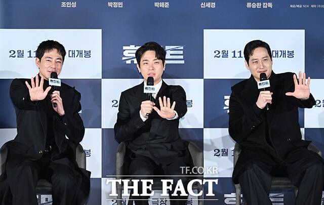 박건 역을 맡은 박정민(가운데)은 "감정적인 균열을 느끼기 전과 후로 나오는 액션들이 조금 다르다"고 귀띔했다. /서예원 기자