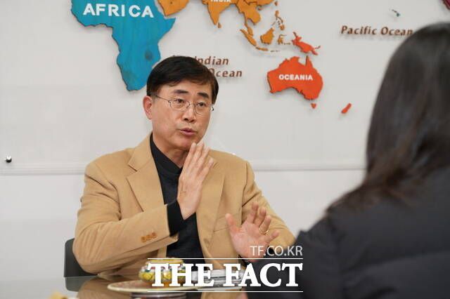 6일 오후 전주시 덕진구 팔복동 전북경제통상진흥원 원장실에서 윤여봉 원장이 <더팩트>와 인터뷰하고 있다. /전주=김수홍 기자