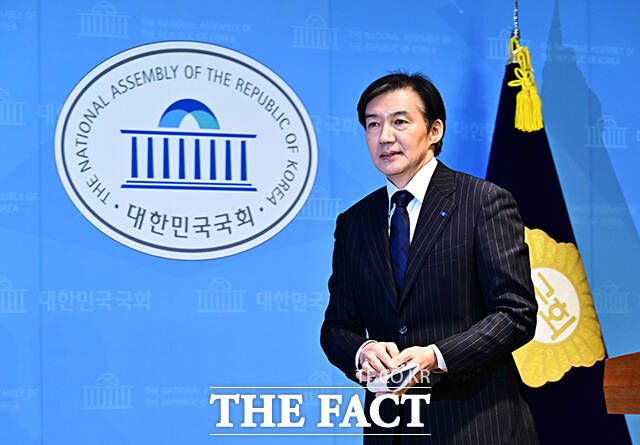 조국 조국혁신당 대표는 지방선거를 5개월여 앞두고 있지만 아직 선뜻 방향을 정하지 못하고 있다. /배정한 기자