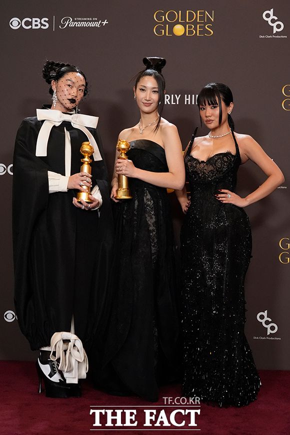 제83회 골든글로브 시상식에서 케이팝 데몬 헌터스 주제가 '골든'으로 주제가상을 받은 오드리 누나, 이재, 레이 아미(왼쪽부터)가 수상 후 기자실에서 기념촬영을 하고 있다. /베벌리힐스=AP.뉴시스
