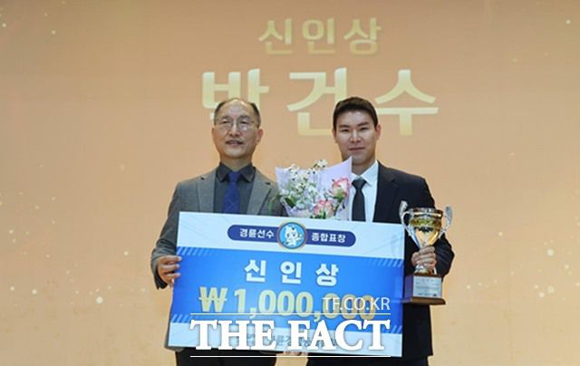 이성철 경륜경정총괄본부장(왼쪽)과 신인상을 차지한 29기 수석 박건수가 기념사진을 촬영하고 있다./국민체육진흥공단