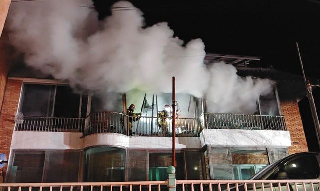 11일 오후 9시 3분쯤 김천시 어모면의 한 빌라에서 화재가 발생해 소방당국이 화재 진압에 나섰다. /경북도소방본