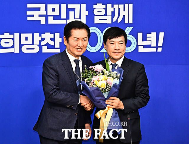 이성윤 신임 최고위원에게 꽃다발 건네는 정청래 더불어민주당 대표.