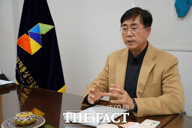 6일 오후 전주시 덕진구 팔복동 전북경제통상진흥원 원장실에서 윤여봉 원장이 <더팩트>와 인터뷰하고 있다. /전주=김수홍 기자