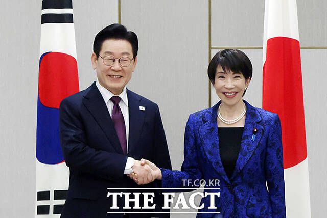 회담장에서 악수를 나누는 이재명 대통령과 다카이치 사나에 총리. /뉴시스