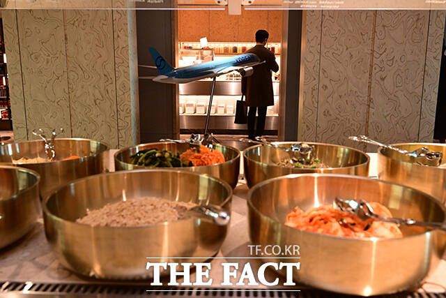 다양하게 마련된 식음료들.