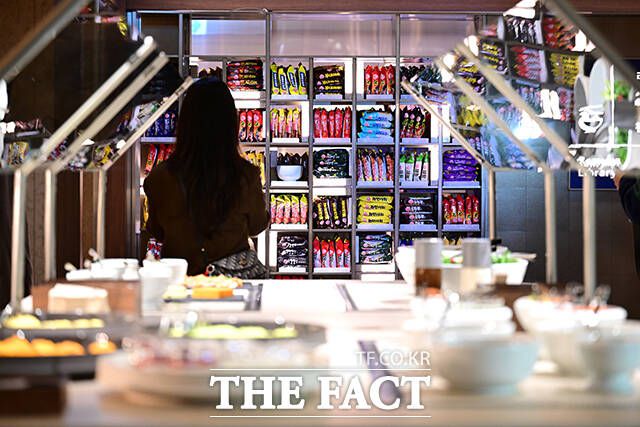 리뉴얼 후 새롭게 마련된 라면 라이브러리. /인천국제공항=남윤호 기자