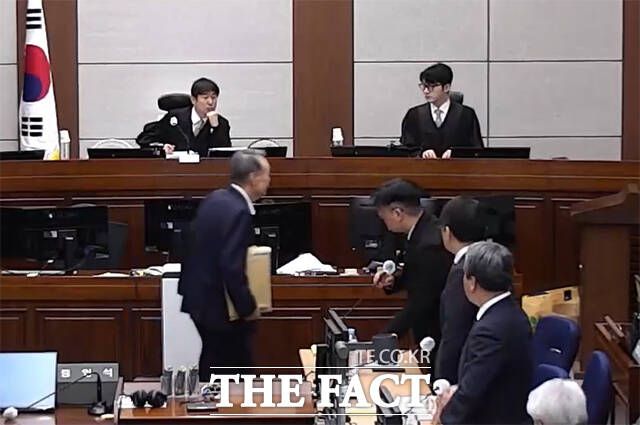 내란 우두머리 혐의를 받는 윤석열 전 대통령이 13일 오전 서울중앙지법에서 열린 결심공판에 출석하고 있다.