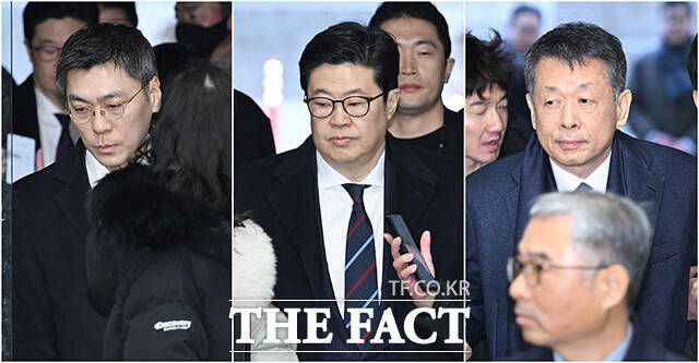 '홈플러스 사태'로 특정경제범죄가중처벌법상 사기 및 자본시장법 위반 혐의를 받는 김정환 MBK파트너스 부사장과 김병주 MBK파트너스 회장, 김광일 MBK파트너스 부회장 겸 홈플러스 대표(왼쪽부터)가13일 오전 서울 서초구 서울중앙지방법원에서 열린 구속 전 피의자 심문(영장실질심사)에 출석하고 있다. /서울 서초동=박헌우 기자