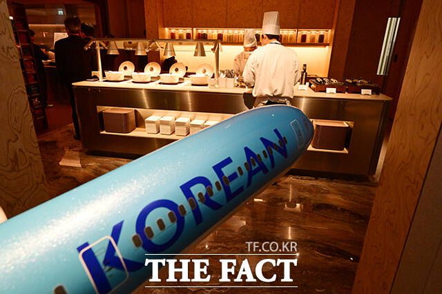 뷔페 준비하는 관계자들.