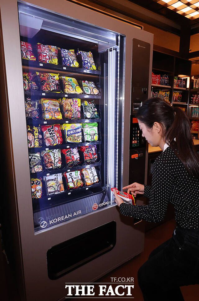 눈길 끄는 라면 자판기.