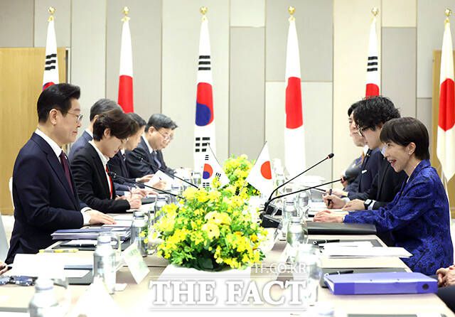 이재명 대통령과 다카이치 사나에 총리가 13일(현지시간) 나라현 회담장에서 한일 확대 정상회담을 하고 있다.