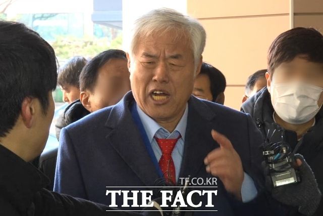 전광훈 사랑제일교회 목사가 13일 서울서부지방법원에서 열린 구속 전 피의자 심문에 출석하며 기자의 질문에 답하고 있다. / 서울 서부지법=김민지 기자