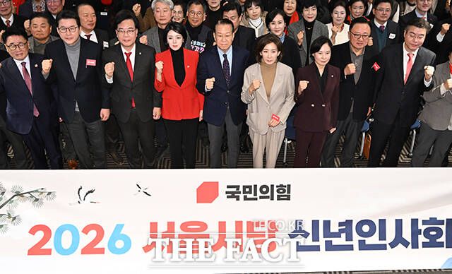 어두운 표정으로 기념촬영을 하는 신동욱 국민의힘 의원과 송언석 원내대표, 배현진 서울시당 위원장, 권영세 의원, 나경원 의원(왼쪽 두 번째부터).