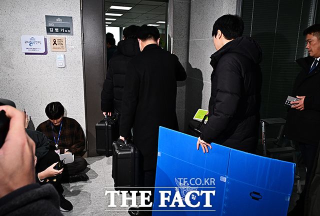 서울경찰청 공공범죄수사대가 14일 오전 정치자금법 위반 등 혐의를 받는 김병기 더불어민주당 의원 자택 등 6곳에 대한 압수수색을 실시했다. 사진은 경찰이 서울 여의도 국회 의원회관 김병기 의원실 압수수색을 하기 위해 이동하는 모습. /배정한 기자